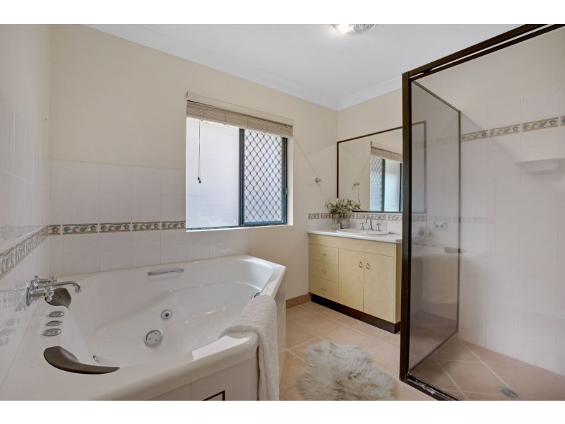 2 Jade Court, Glenella QLD 4740