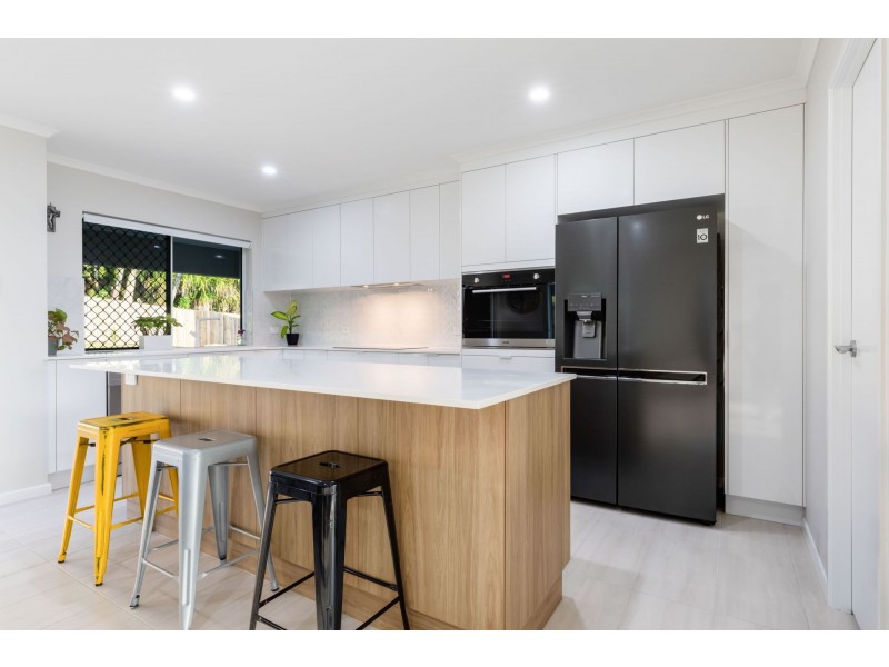 33 Azure Drive, Rural View QLD 4740