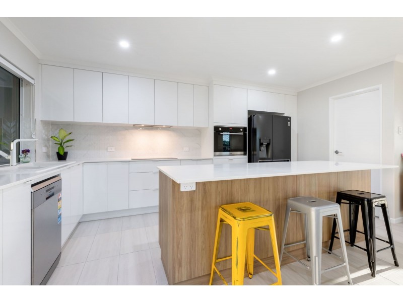 33 Azure Drive, Rural View QLD 4740