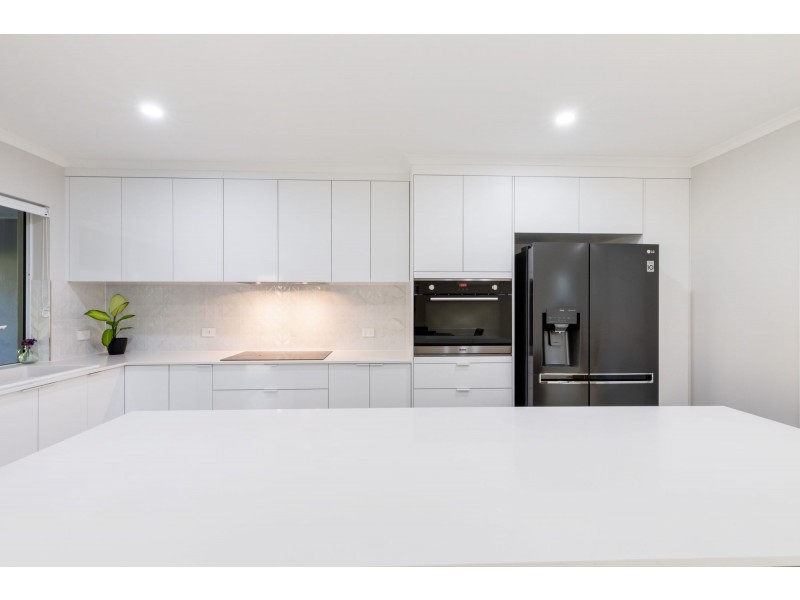 33 Azure Drive, Rural View QLD 4740