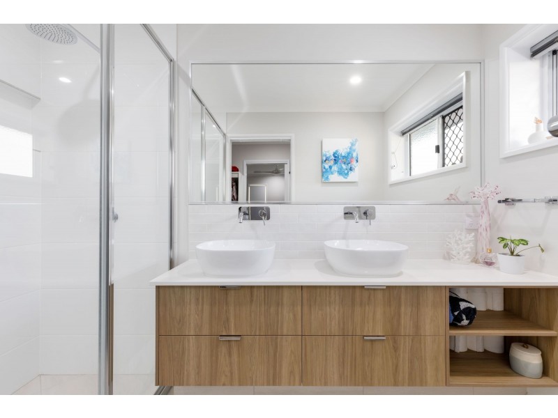 33 Azure Drive, Rural View QLD 4740