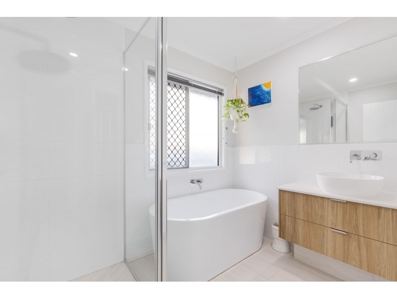 33 Azure Drive, Rural View QLD 4740
