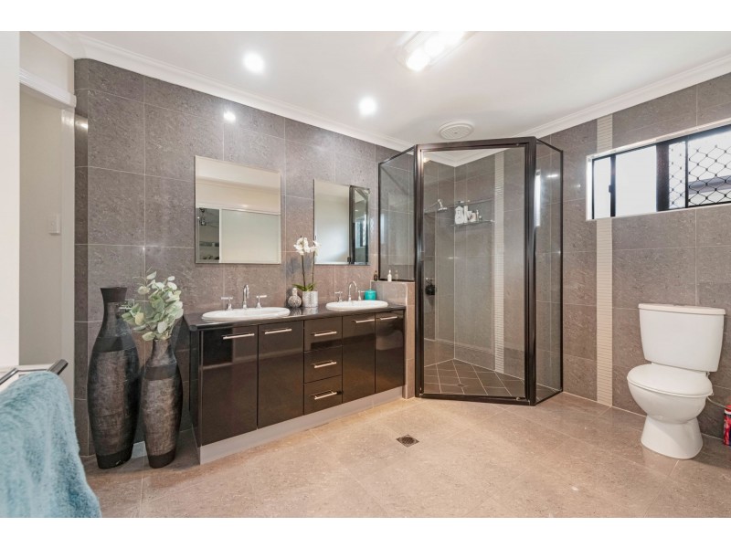 5 Mark Crescent, Glenella QLD 4740