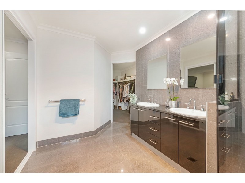 5 Mark Crescent, Glenella QLD 4740