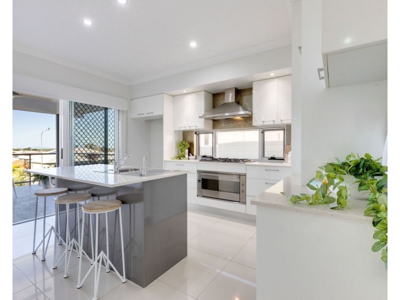 27 Douglas Crescent, Rural View QLD 4740