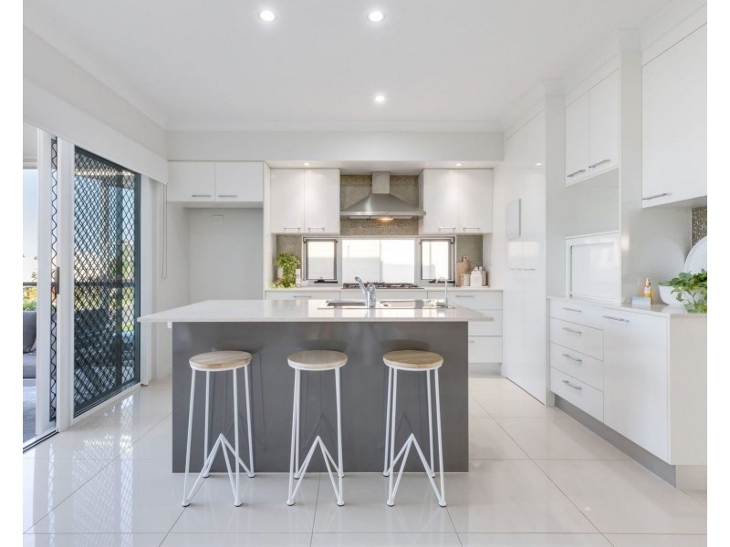27 Douglas Crescent, Rural View QLD 4740