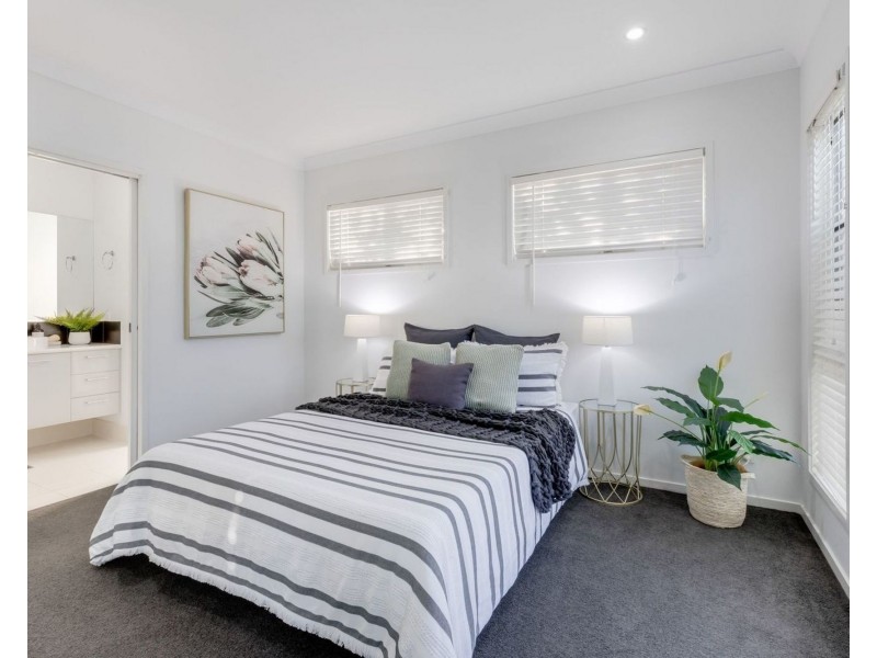 27 Douglas Crescent, Rural View QLD 4740