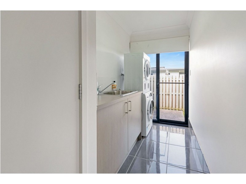 1 & 2 22 Makybe Diva Drive, Ooralea QLD 4740