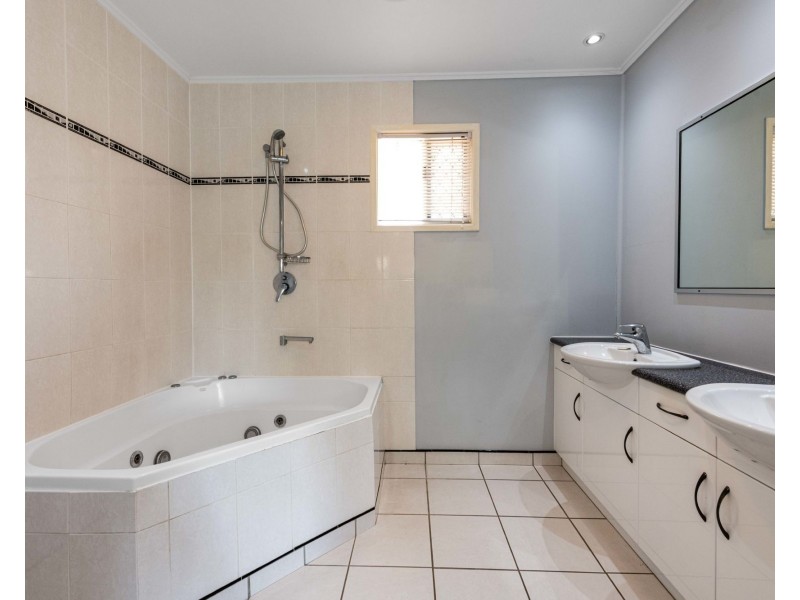 5 Lambrook Court, Alexandra QLD 4740