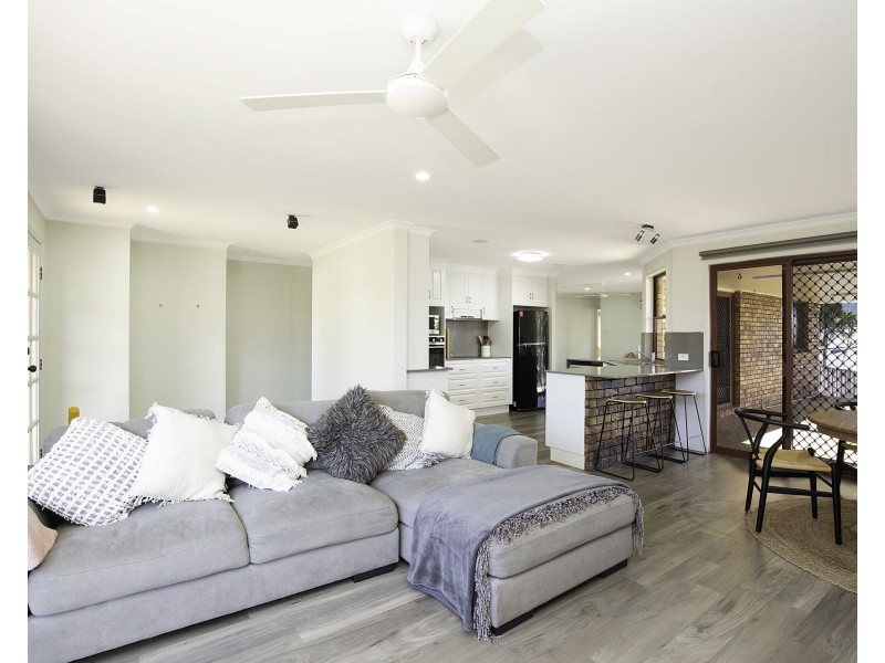 6 Sir Griffith Way, Rural View QLD 4740
