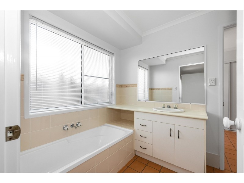 8 Avalon Drive, Rural View QLD 4740
