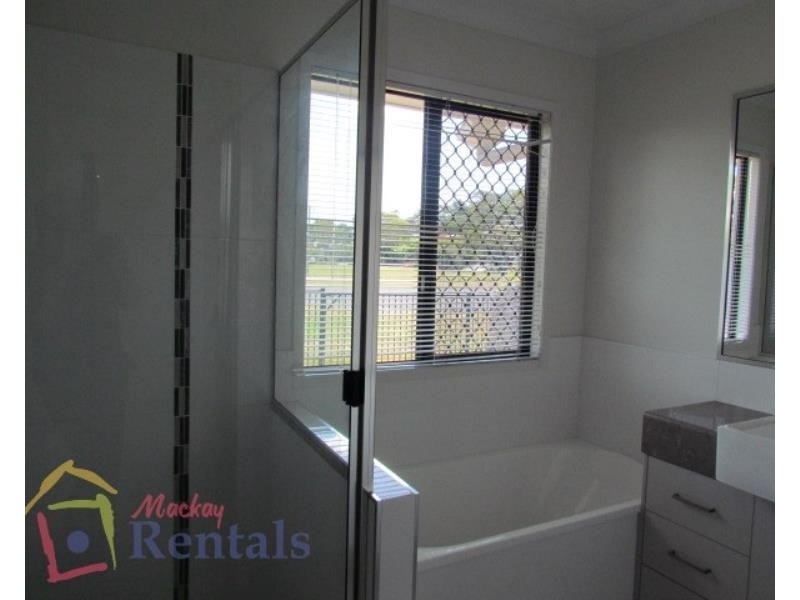 71 Village Circuit, Eimeo QLD 4740