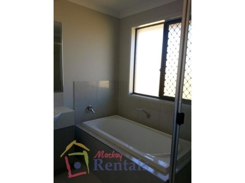 4 Michelle Place, Mirani QLD 4754