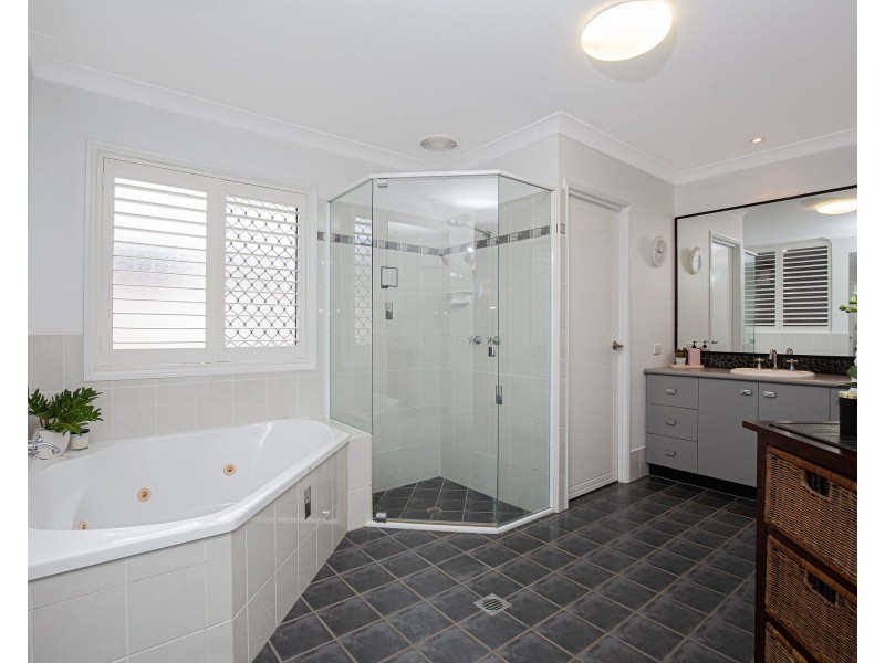 4 Angelina Avenue, Glenella QLD 4740