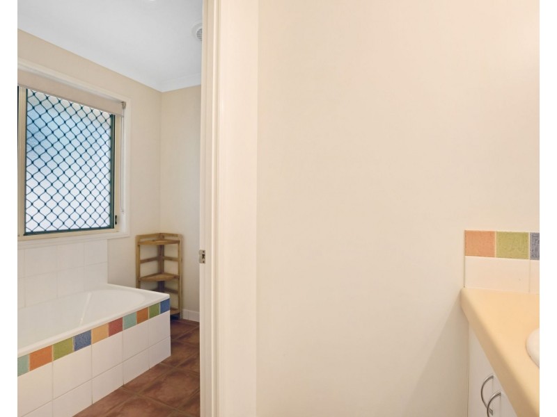 3 Douglas Crescent, Rural View QLD 4740