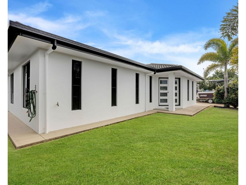 1 Compass Court, Bucasia QLD 4750