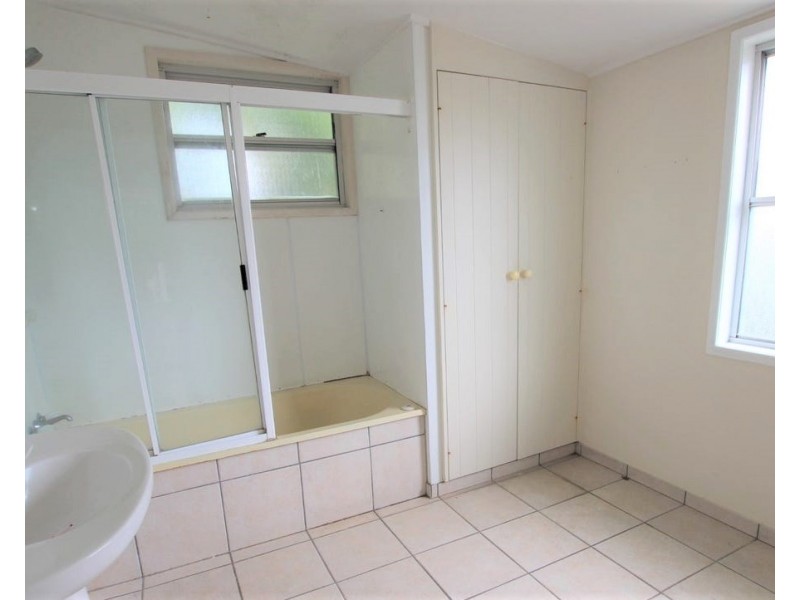 32 Holland St, West Mackay QLD 4740