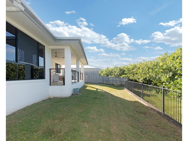 27 Village Circuit, Eimeo QLD 4740