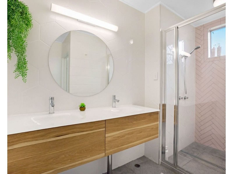 1 Arana Drive, Rural View QLD 4740