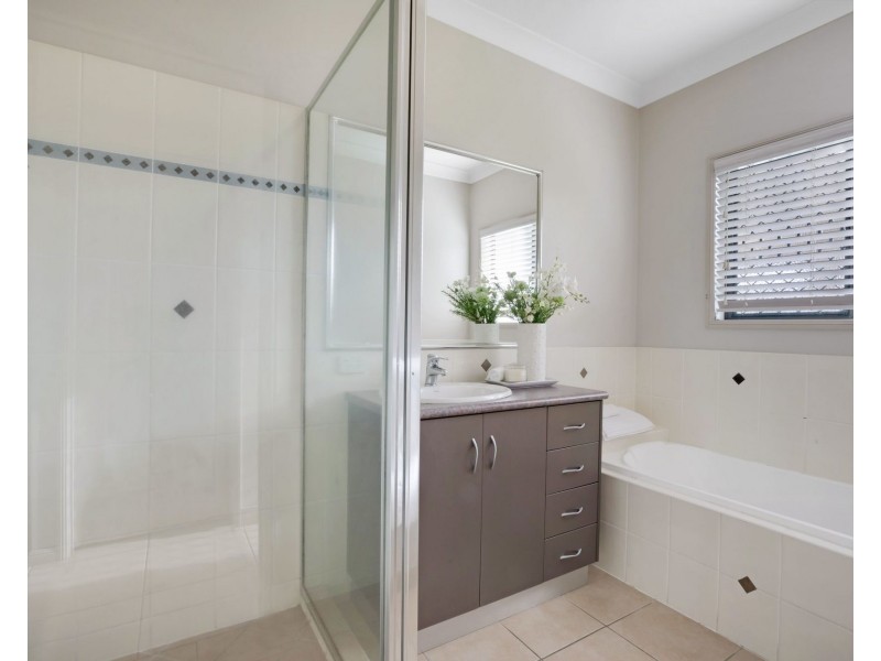 16 Lois Street, Mount Pleasant QLD 4740