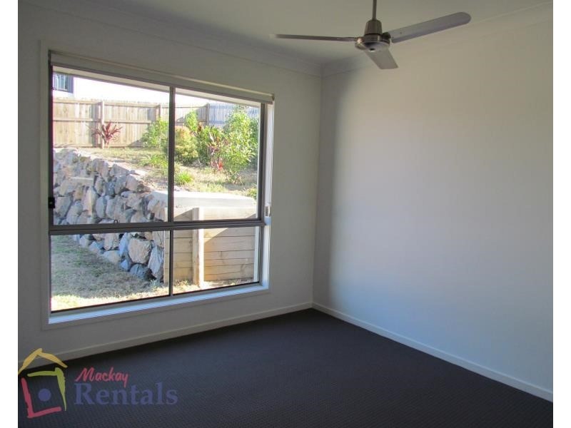 1/35 Avalon Drive, Access 1/19 Brearley Court, Rural View QLD 4740