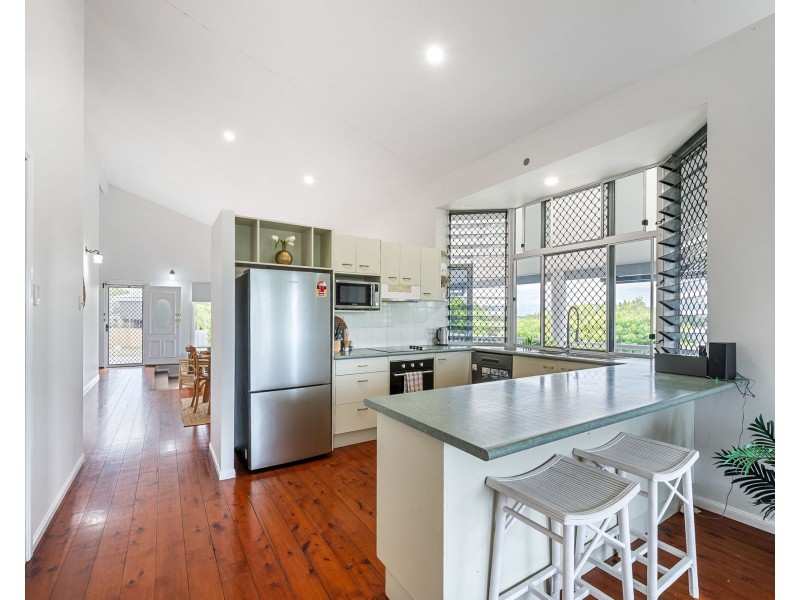 18 Woodlands Drive, Eimeo QLD 4740