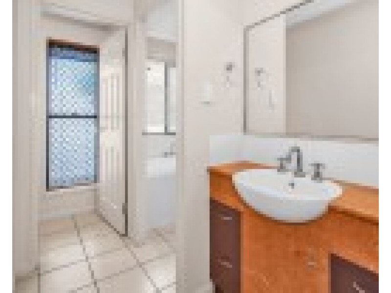 2/8 Windsor Street, Glenella QLD 4740