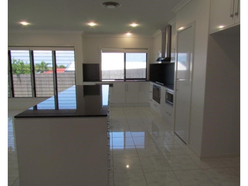 6 Douglas Crescent, Rural View QLD 4740