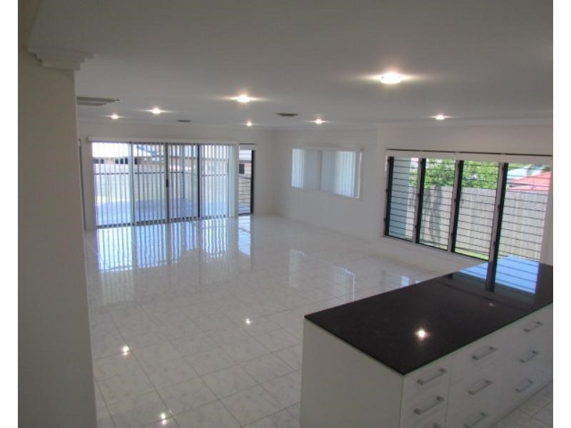 6 Douglas Crescent, Rural View QLD 4740