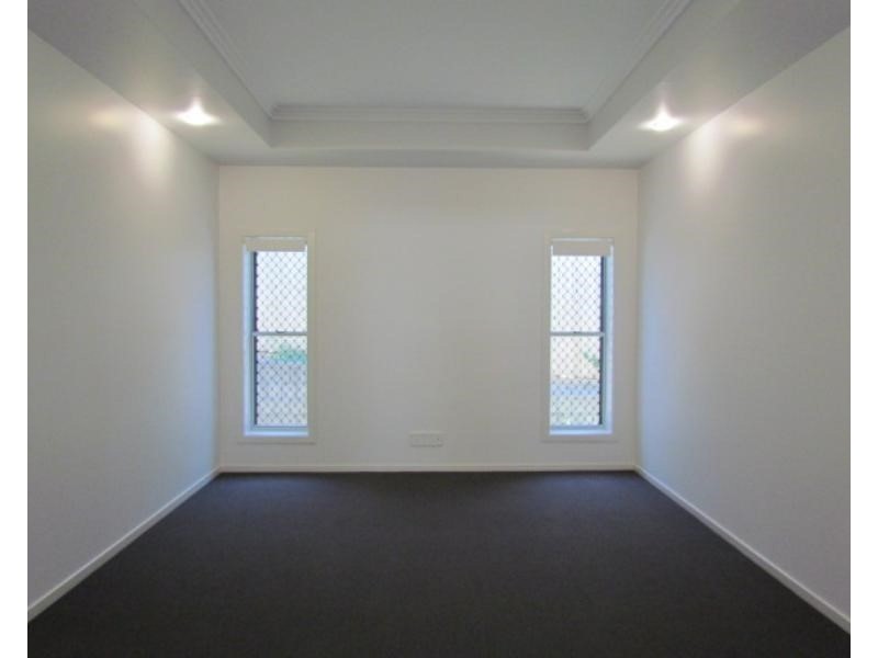 6 Douglas Crescent, Rural View QLD 4740