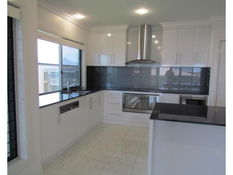 6 Douglas Crescent, Rural View QLD 4740