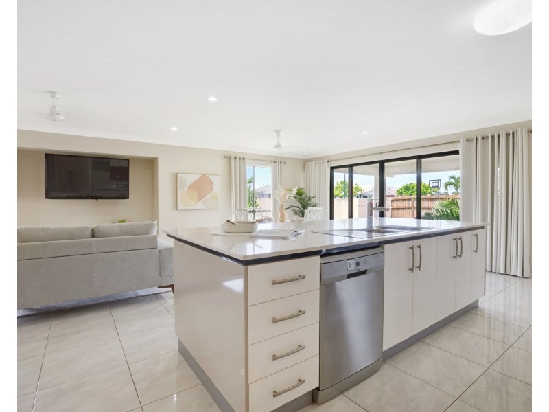 1 Surrey Court, Ooralea QLD 4740