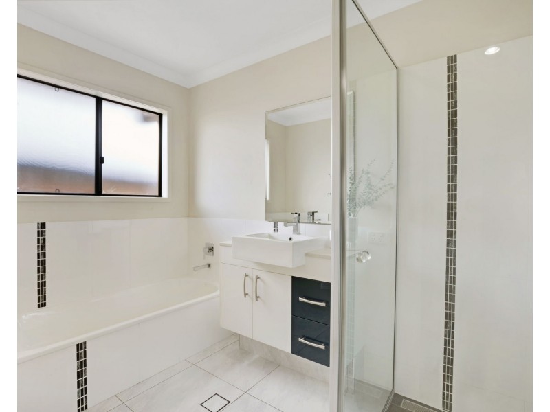 1 Surrey Court, Ooralea QLD 4740