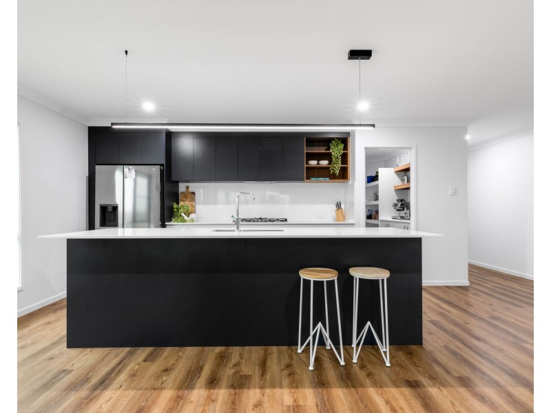 27 Williamtown Court, Rural View QLD 4740