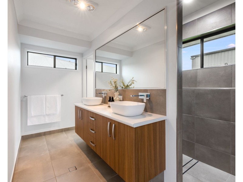 27 Williamtown Court, Rural View QLD 4740