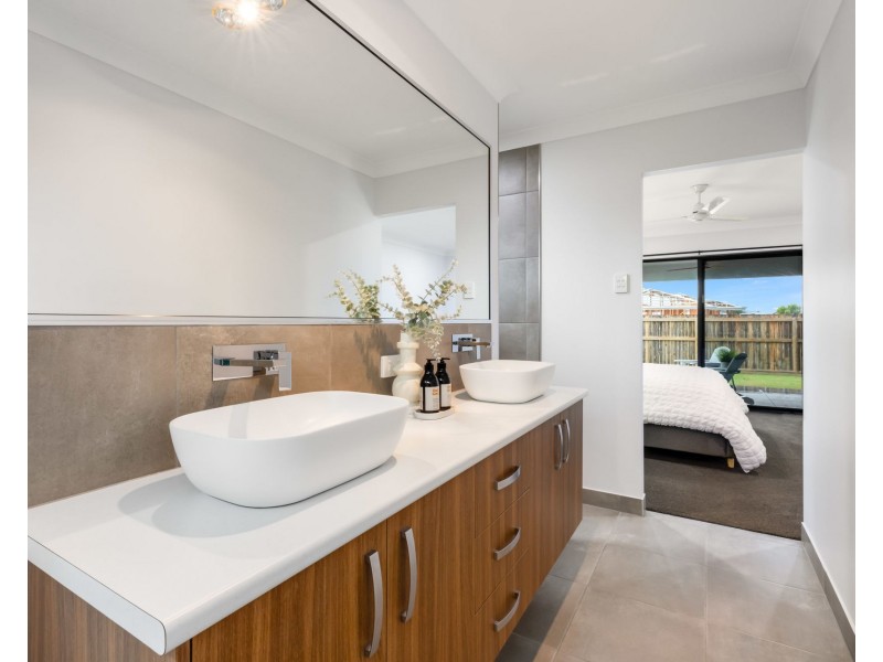 27 Williamtown Court, Rural View QLD 4740