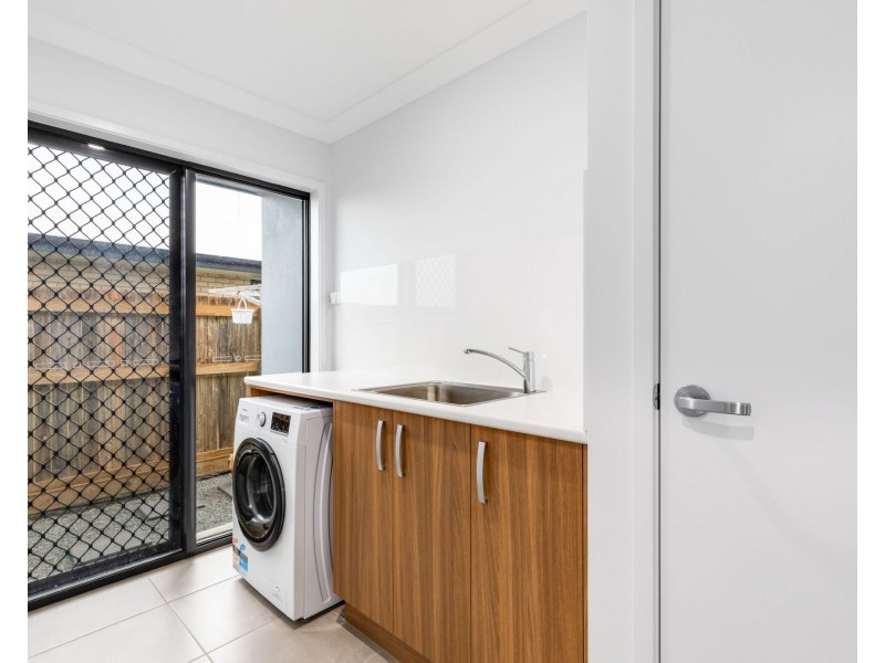 27 Williamtown Court, Rural View QLD 4740