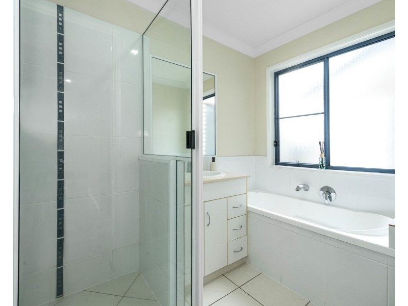 8 Crestview Crescent, Bucasia QLD 4750