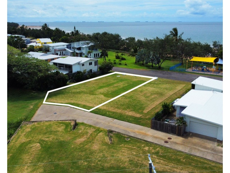 1/2 Owen Jenkins Drive, Sarina Beach QLD 4737