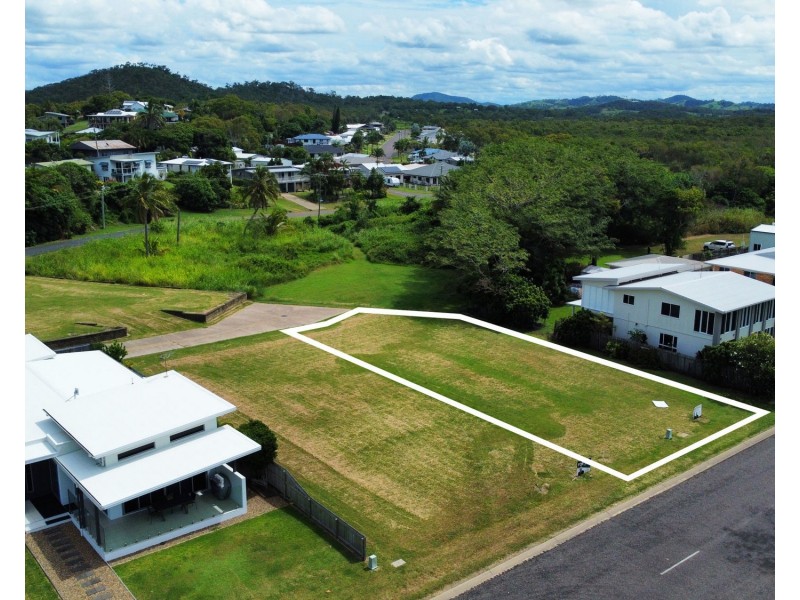 1/2 Owen Jenkins Drive, Sarina Beach QLD 4737