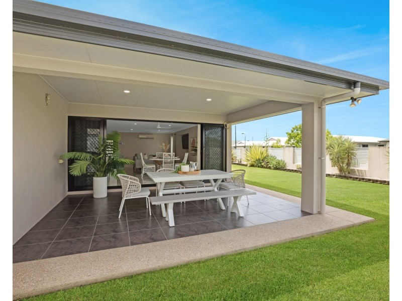 1 Surrey Court, Ooralea QLD 4740