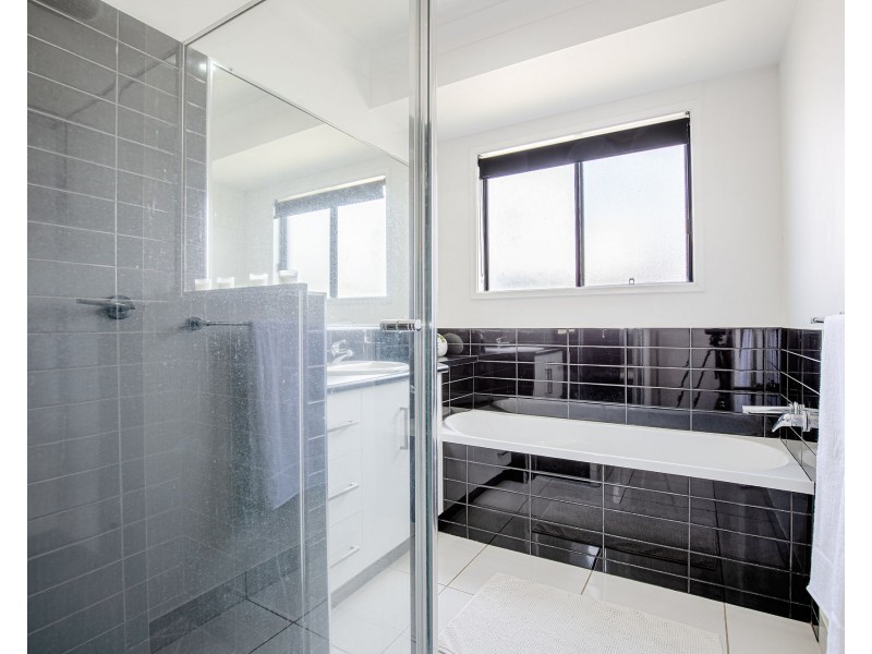 4 Fairway Drive, Bakers Creek QLD 4740