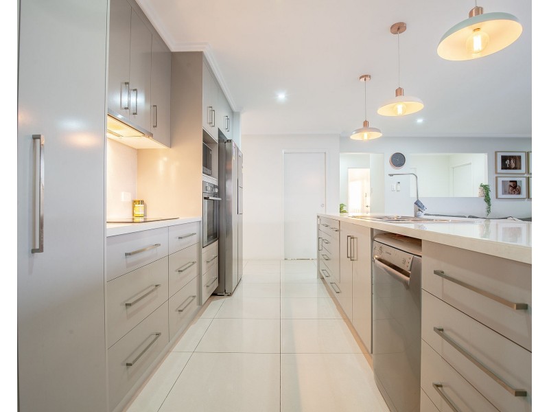 8 Lockyer Court, Rural View QLD 4740