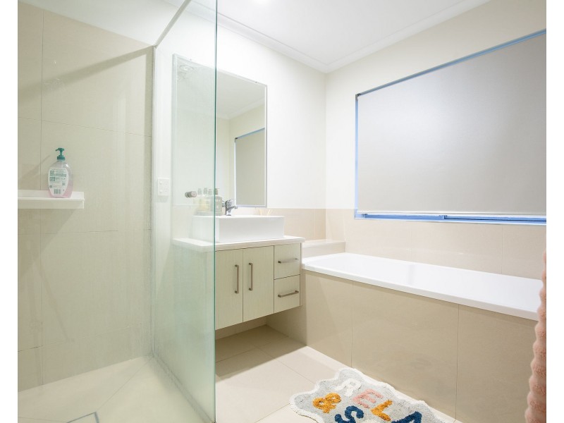 8 Lockyer Court, Rural View QLD 4740