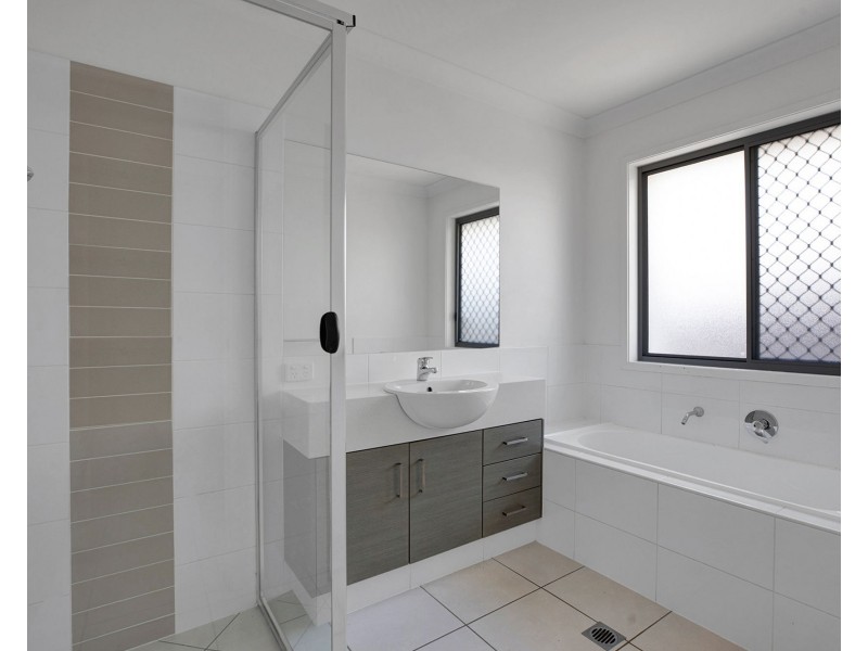 1 & 2/32 Warilla View, Blacks Beach QLD 4740