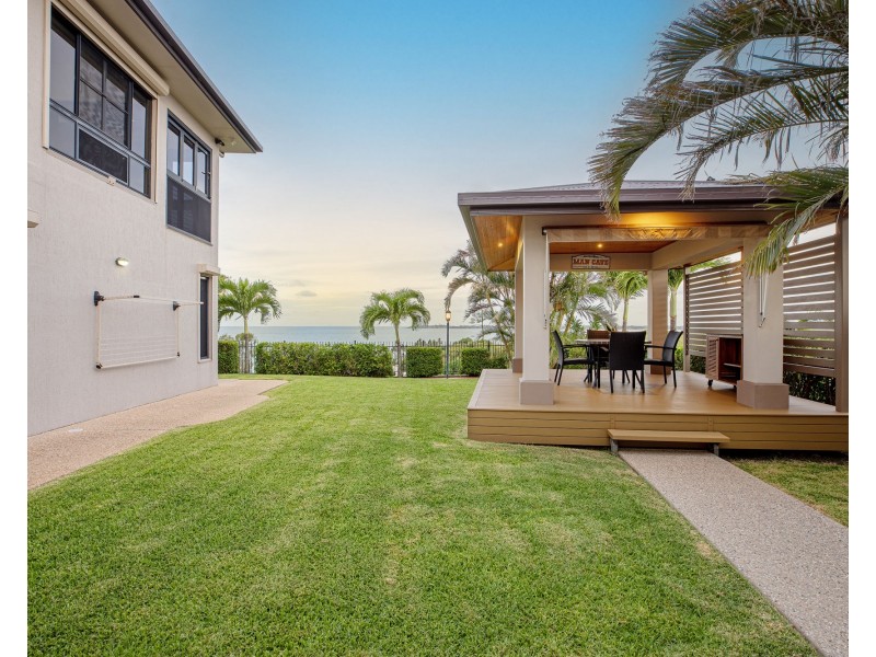 8 Rainbow Crescent, Blacks Beach QLD 4740