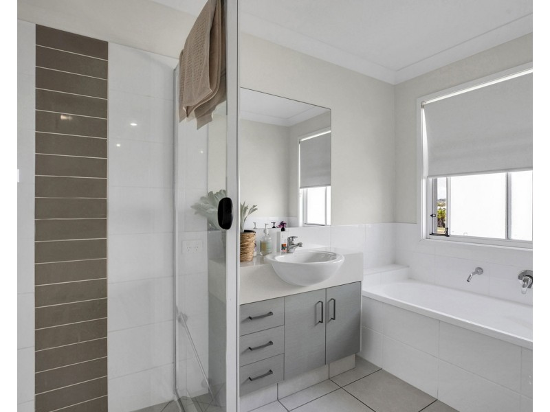1&2/47 Avalon Drive, Rural View QLD 4740
