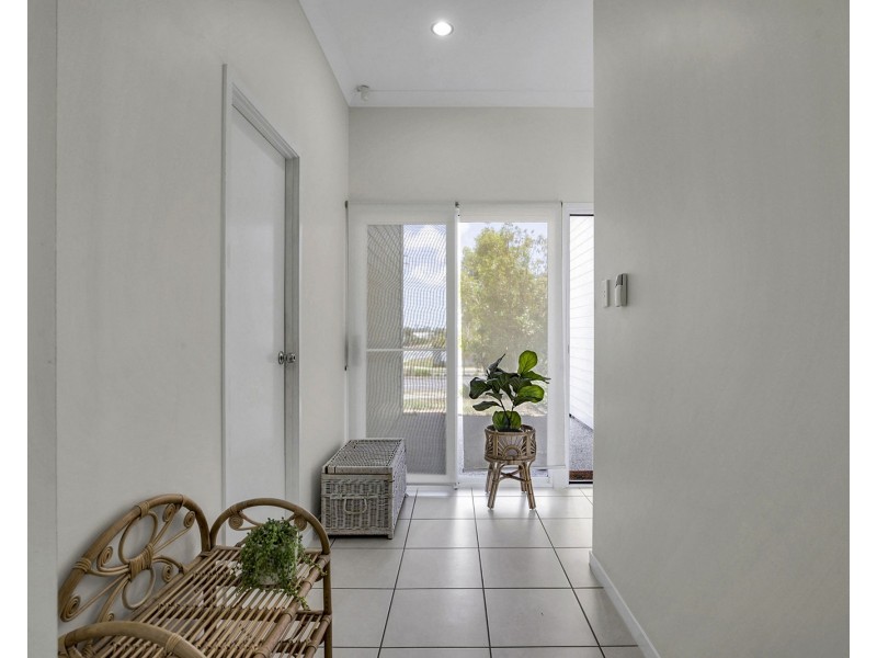 1&2/47 Avalon Drive, Rural View QLD 4740