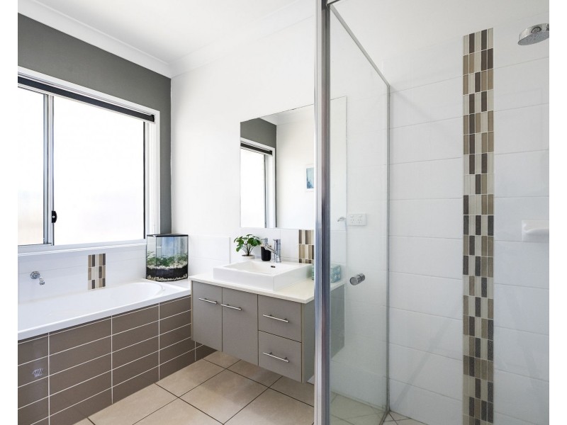 33 Thorn Avenue, Rural View QLD 4740