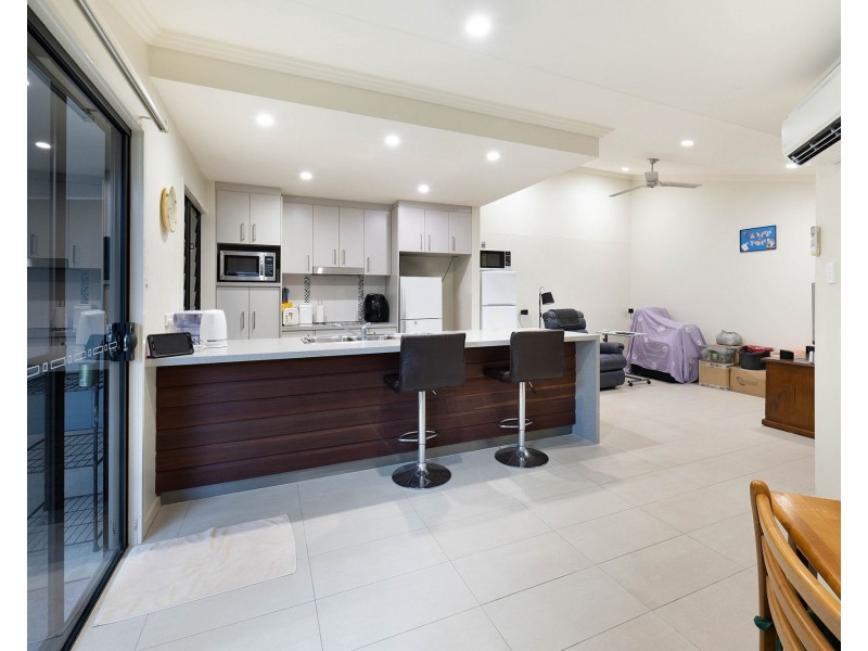 1&2/6 Whitehaven Drive, Blacks Beach QLD 4740